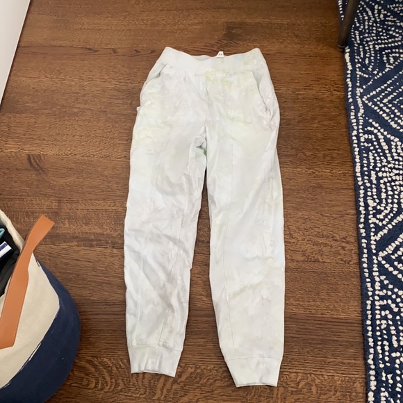 Lululemon LA joggers tie dye size 4 26” inseam - Picture 3 of 5